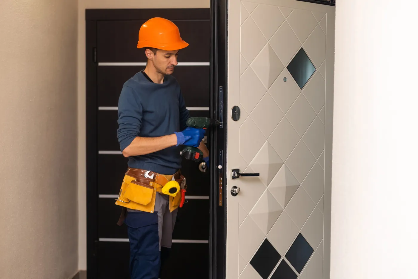 Installation d'une serrure sur la porte d'un pavillon de l'est du Val-de-Marne